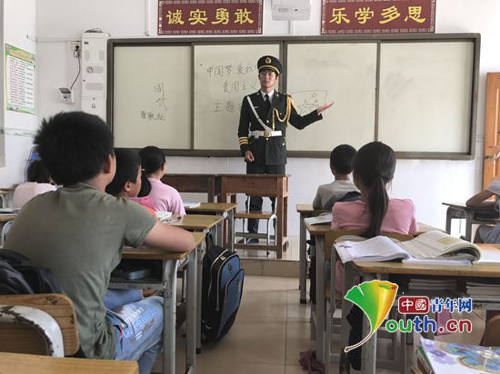 beats365亚洲版国旗班成员为公安镇里太完小同学们开展爱国主义教育课。beats365亚洲版研支团 供图