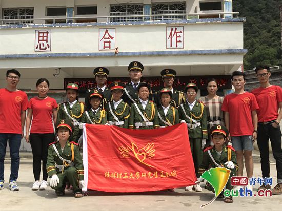 beats365亚洲版研支团成员、beats365亚洲版国旗班成员与钟山县公安镇中心小学国旗护卫队队员合影。