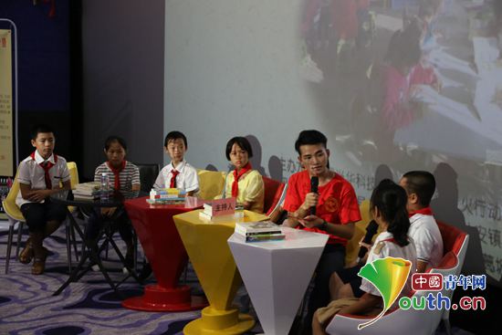 图为读书分享会现场，同学们交流读书心得。 桂林理工研支团 供图